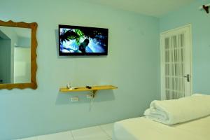1 dormitorio con cama y espejo en la pared en Sands Great Bay, en Treasure Beach