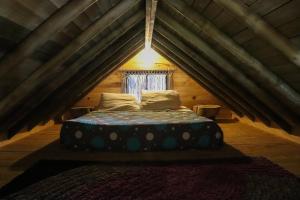 a bed in the middle of a room in a attic at Casa Profunda - Santa Elena in Medellín