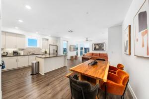 een keuken en een woonkamer met een houten tafel en stoelen bij Sky-High Elegance WaterFront Penthouse 4 Beds in Los Angeles