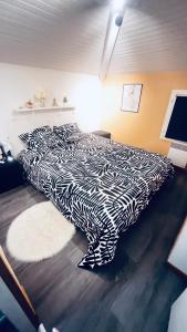a black and white bed in a room at Villa Indépendante tout confort Soustons Plage Golf à 900m wifi Bbq in Soustons