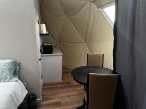 Ένα ή περισσότερα κρεβάτια σε δωμάτιο στο The Cowboy Glamping Dome