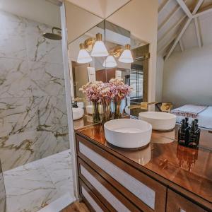 baño con 2 lavabos y espejo grande en Quinta da Azenha en Amarante