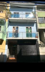 ein Gebäude mit einer Treppe und einem Balkon in der Unterkunft to little away from El conde ,museums, parks in the colonia zone in Santo Domingo