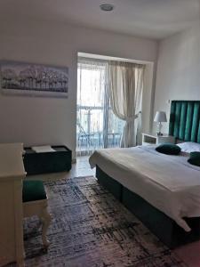 een slaapkamer met een groot bed en een raam bij Luxury stay in Marina in Dubai