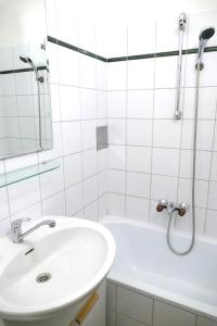 ウィーンにあるアパートメント トラッペルガッセの白いバスルーム(シンク、シャワー付)