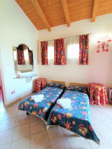 1 dormitorio con 2 camas en una habitación en Studio in Isola di Albarella 49973, en Caleri
