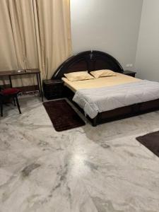 um quarto com uma cama e piso em mármore em Riya Villa - Entire Villa (Kaashi Flora) em Varanasi