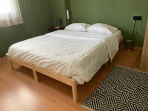 een groot bed met witte lakens en kussens in een slaapkamer bij Paloma FREE PARKING House in Thessaloniki