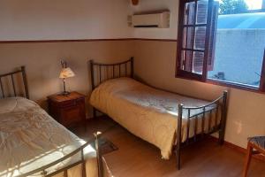 Łóżko lub łóżka w pokoju w obiekcie Hermosa y amplia casa