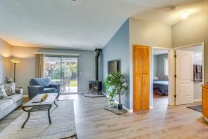 sala de estar con sofá y mesa en Cozy Redding Retreat about 3 Mi to Downtown, en Redding