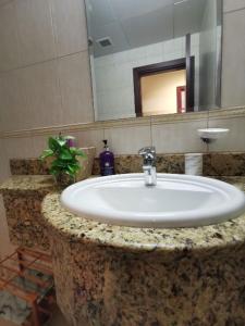 een badkamer met een wastafel en een spiegel bij Luxury stay in Marina in Dubai