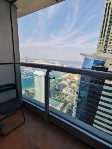 een kamer met uitzicht op de stad vanuit een gebouw bij Luxury stay in Marina in Dubai