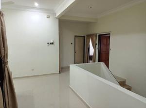 ein weißes Zimmer mit einer weißen Wand und einem Flur in der Unterkunft Villa Senitaman Organik in Seremban