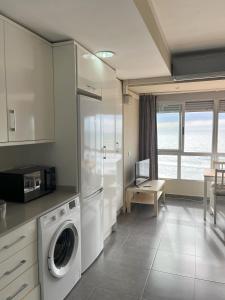 cocina con lavadora y secadora en una habitación en Torrenostra Sea Dream, en Torreblanca