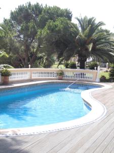 una piscina con una valla blanca y árboles en Villa in Marbella center, en Marbella