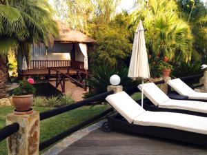 una casa y un patio con sombrilla y sillas en Villa in Marbella center, en Marbella