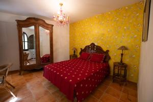 1 dormitorio con cama roja y espejo en Villa in Marbella center, en Marbella