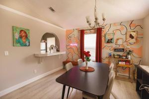 uma sala de jantar com uma mesa preta e uma sala de jantar em Entire 2 Bd Home w/ Murals + Parking by Downtown em Orlando