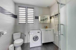 Ein Badezimmer in der Unterkunft *Le Terracota*proche Paris 10min