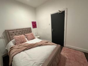 Llit o llits en una habitació de 5 Bedroom, 2 bath Leeds Hideaway Haven