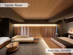 pokój z 2 łóżkami i kanapą w obiekcie HOTEL TOMOS ASAKUSA w Tokio