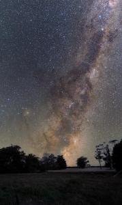 Una noche estrellada con la Vía Láctea en el cielo en Ashcott Homestead Bed & Breakfast en Takapau