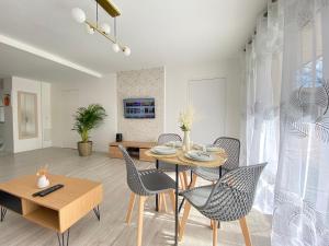 ein Esszimmer mit einem Tisch und Stühlen in der Unterkunft Le Cocon Urbain - Balcony - Secured Parking in Courcouronnes