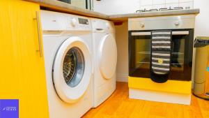 uma máquina de lavar e secar roupa numa lavandaria em 2ndHomeStays-Dudley-Suitable for Contractors and Families, Parking available for 3 Vans, Sleeps 12 em Dudley