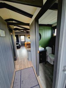 Habitación con baño con lavabo y aseo. en Green Farm Stay with private hot tub en Hvolsvöllur