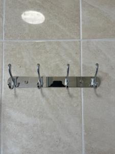a metal bracket on the floor of a bathroom at Charlton, Greenwich Service Apartment in London