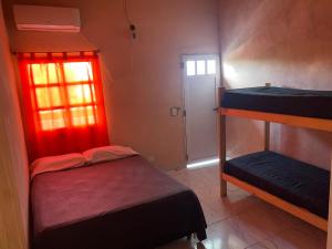 een kamer met 2 stapelbedden en een deur bij Departamento entero en Buenos Aires in Merlo
