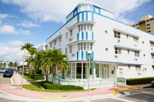un bâtiment blanc aux accents bleus dans une rue dans l'établissement Miami Beach Stay 3 min to Ocean, à Miami Beach