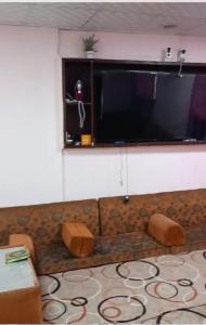 الزيتونة 1 في مكة المكرمة: غرفة معيشة مع تلفزيون بشاشة مسطحة كبيرة