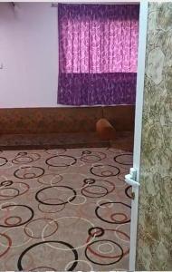 الزيتونة 1 في مكة المكرمة: غرفة بها ستارة ونافذة بها سجادة