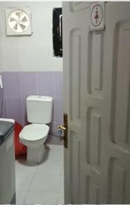 الزيتونة 1 في مكة المكرمة: حمام به مرحاض أبيض وباب