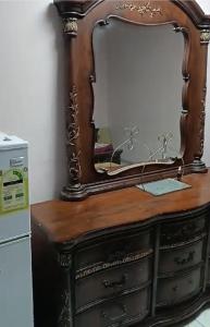 الزيتونة 1 في مكة المكرمة: خزانة عتيقة مع مرآة فوقها