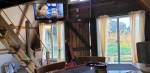 TV a/nebo společenská místnost v ubytování Canada House Queen bed in 2nd floor dbl sofa bed in 1st floor BBQ Private pool, river