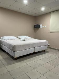 Cama ou camas em um quarto em Hostal EL Prado
