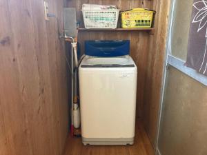 奄美市にある古民家のお宿ふうすの小さな洗濯機&乾燥機(客室内)