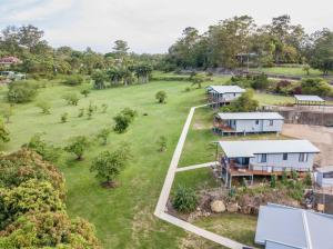 una vista aérea de un establecimiento con casas y árboles en Sunshine Coast retreat your own private golf course, en Diddillibah