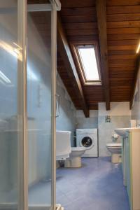 een badkamer met een douche, een toilet en een wastafel bij Dante's Skyview - Appartamento mansarda Novara STAZIONE in Novara