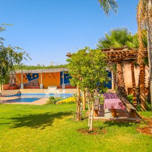 ein Haus mit einem Pool im Hof in der Unterkunft Hotel Jnane riad in Marrakesch