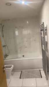 310 Arden Gate في برمنغهام: حمام أبيض مع دش وحوض استحمام
