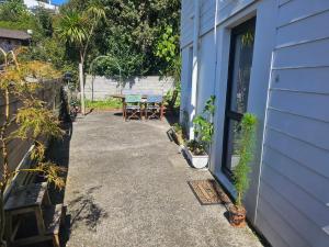une terrasse avec une table à côté d'une maison dans l'établissement The Bunker Torbay, à Auckland