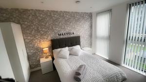 a bedroom with a bed with aylan sign on the wall at 310 Arden Gate in Birmingham