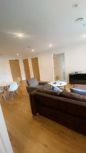 310 Arden Gate في برمنغهام: غرفة معيشة مع أريكة وطاولة