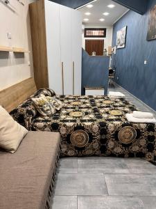um quarto com uma cama num quarto em Mary House Apartments em Catânia