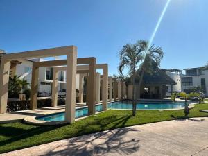 une piscine en face d'un bâtiment dans l'établissement Casa hermosa y acogedora en condominio privado, à Puerto Vallarta