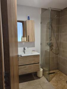 a bathroom with a sink and a shower at Luxueux appartement Golf City Rez-de-Jardin et Piscine in Marrakesh