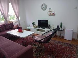 een woonkamer met een bank en een tafel bij KIM in Sarajevo